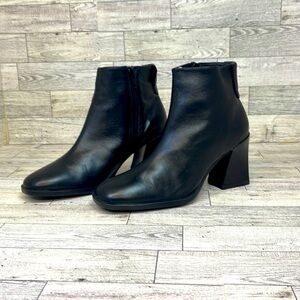 NWOB Nordstrom “Megan” Black Leather Ankle Boots • Size 5.5M • Block Heel